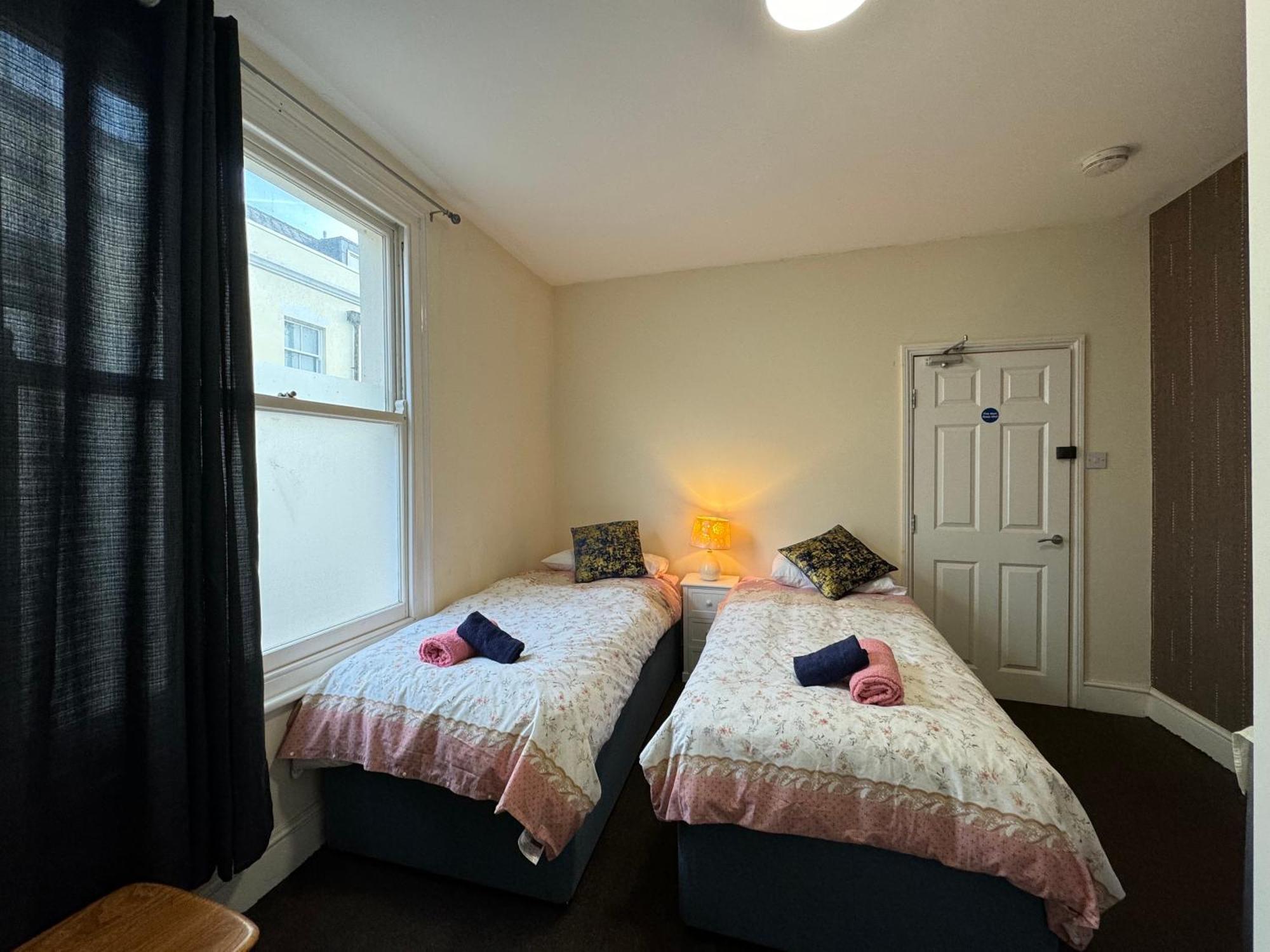 Comfortable Home, Town Centre, Free Parking,Multiple Rooms Cheltenham Exterior foto